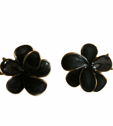 Pendientes Flor Negra con Cristal Diseño floral en negro brillante con detalle en cristal. Elegantes y modernos, perfectos para cualquier ocasión.