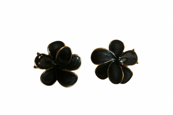 Pendientes Flor Negra con Cristal Diseño floral en negro brillante con detalle en cristal. Elegantes y modernos, perfectos para cualquier ocasión.