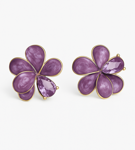 Pendientes en forma de flor, elaborados en tono lila con efecto marmolado y detalle en cristal.