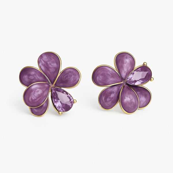 Pendientes en forma de flor, elaborados en tono lila con efecto marmolado y detalle en cristal.